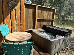 Queen Cabin With Hot Tub and Kitchen Photo 7