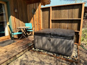 Queen Cabin With Hot Tub and Kitchen Photo 8