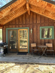 Country Queen Cabin w/Hot Tub and Kitchen Photo 9