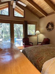 Queen Cabin With Hot Tub and Kitchen Photo 3