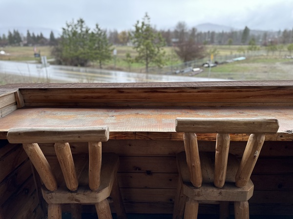 Queen Mountain View Photo 9