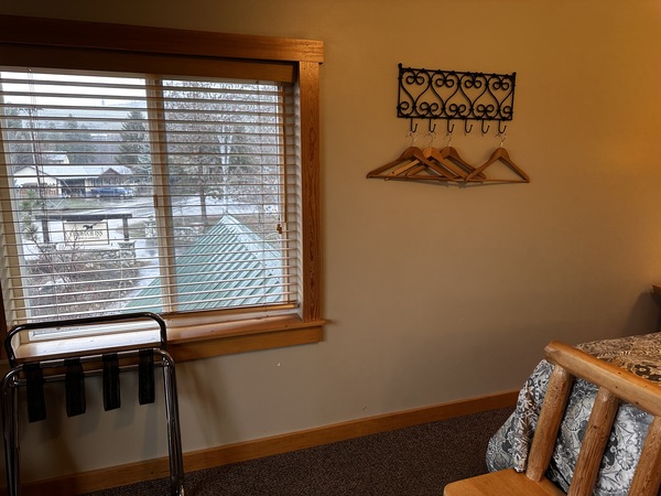 Queen Mountain View Photo 6