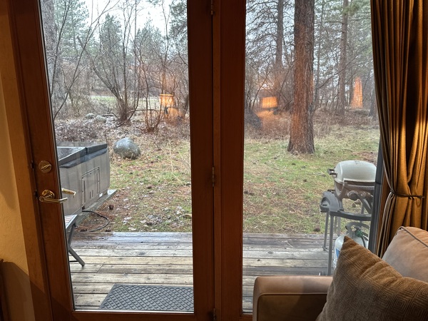 Country Queen Cabin w/Hot Tub and Kitchen Photo 7