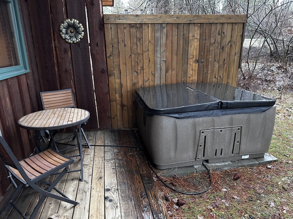 Country Queen Cabin w/Hot Tub and Kitchen Photo 9