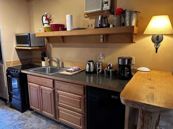 Queen Cabin With Hot Tub and Kitchen Photo 5