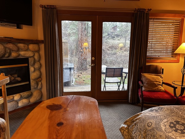 Queen Cabin With Hot Tub and Kitchen Photo 2