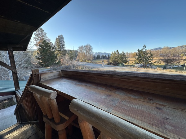 Queen Mountain View Photo 11